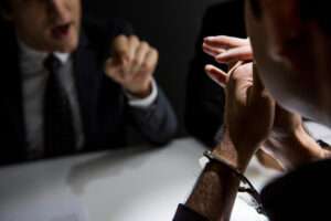 警察官に取調べを受ける男性